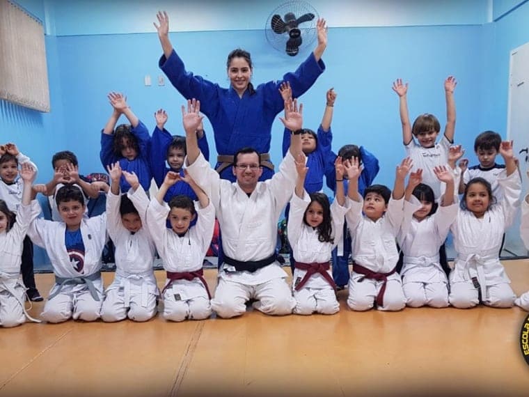 Sensei orientando alunos durante o treino