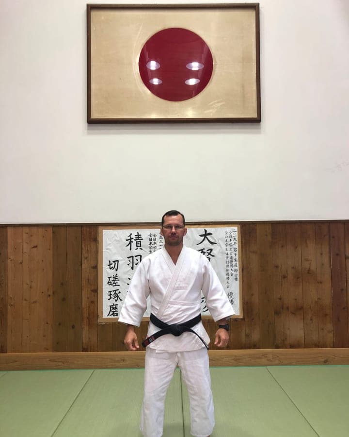 Atletas em treino de judô no tatame